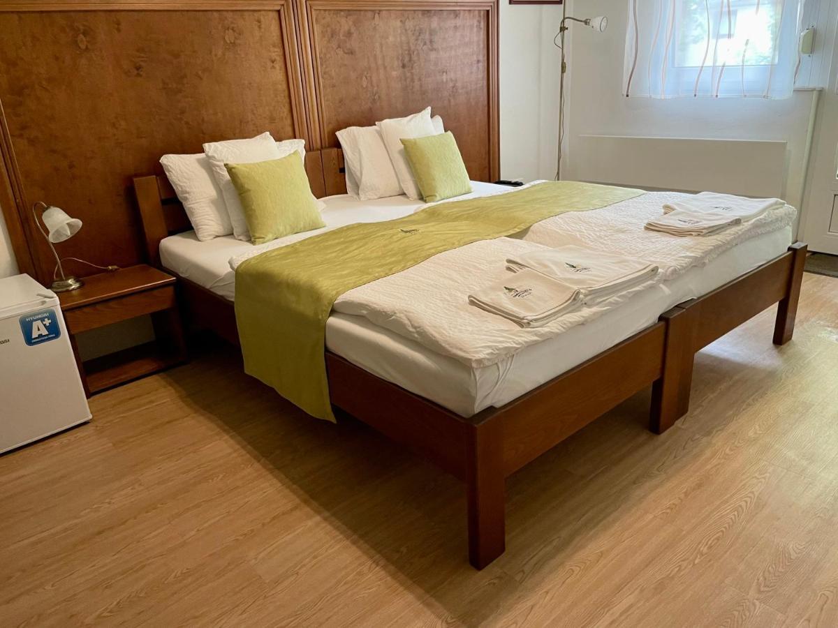 Mamutfenyo Panzio Bed & Breakfast Tata Dış mekan fotoğraf