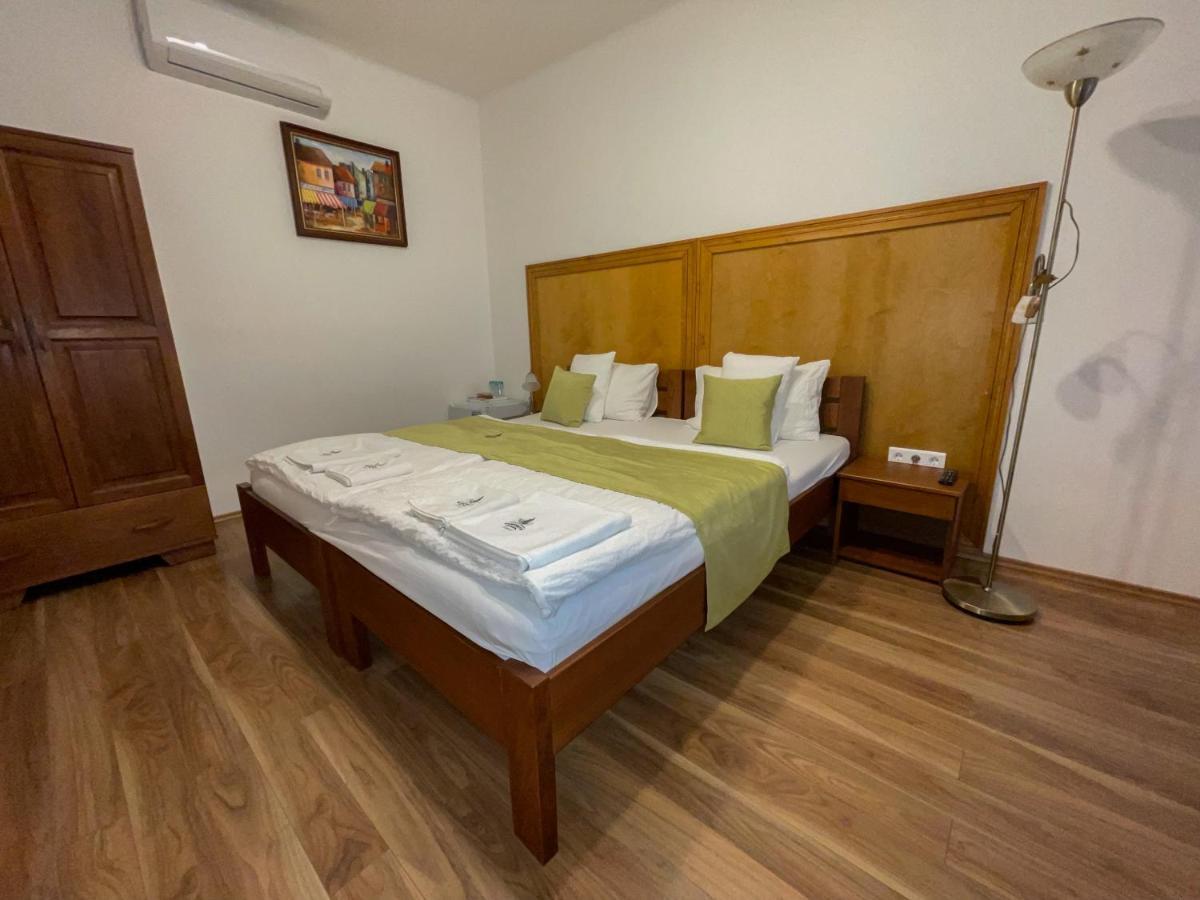 Mamutfenyo Panzio Bed & Breakfast Tata Dış mekan fotoğraf
